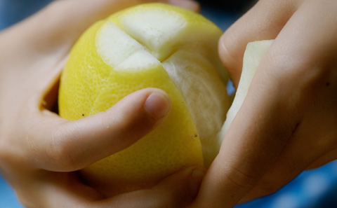 pelando el limon