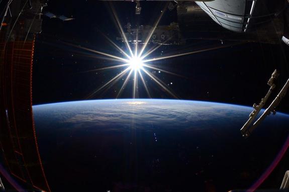 NASA astronauta Terry Virts capturó esta vista del sol sobre la Tierra en su último día en el espacio, mientras se preparaba para salir de la Estación Espacial Internacional el 11 de junio de 2015. Es la última foto que tomó antes de regresar a la Tierra ese día.