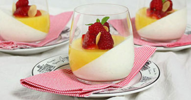 Panacota con gelatina de naranja y top de moras