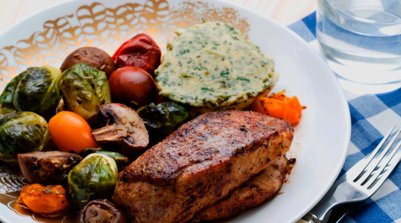 Pollo con tricolor de verduras y mantequilla de hierbas