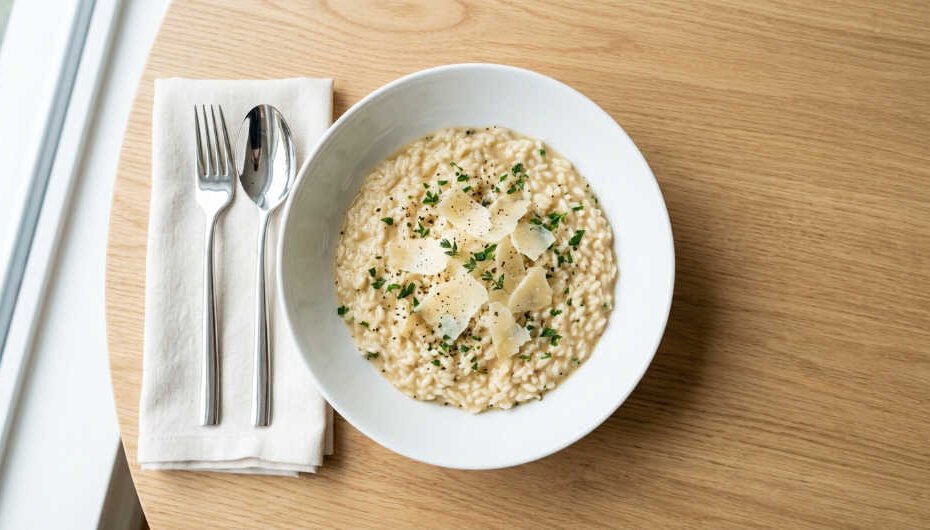 Cómo hacer un buen risotto: Buen risotto cremoso con parmesano en tazón blanco moderno
