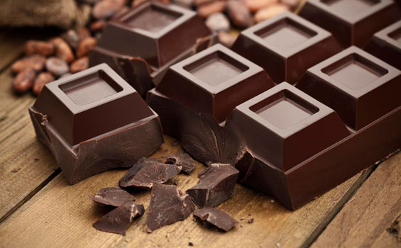 El chocolate negro es una buena fuente de hierro y cobre, dos nutrientes que son excelentes para prevenir las canas y el envejecimiento