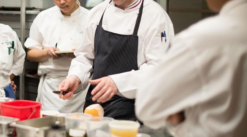 El uniforme tradicional de chef profesional