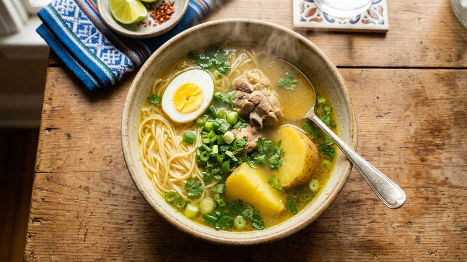 Caldo de gallina peruano servido en plato de cerámica