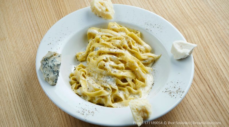 Cómo preparar pasta en salsa Cuatro Quesos