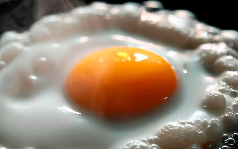 ¿Por qué los huevos se pegan a la sartén?