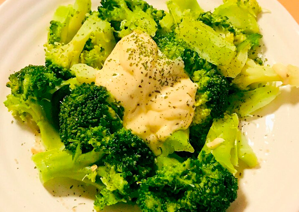 Cómo preparar burokori kimizu (brócoli con aderezo dorado)