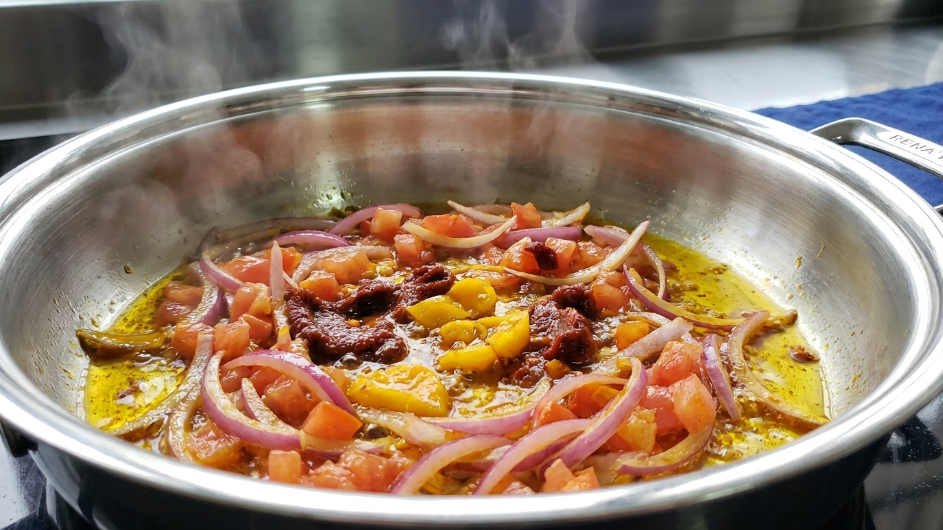 Sofrito base de cebolla, tomate y ajíes para el sudado de pescado peruano