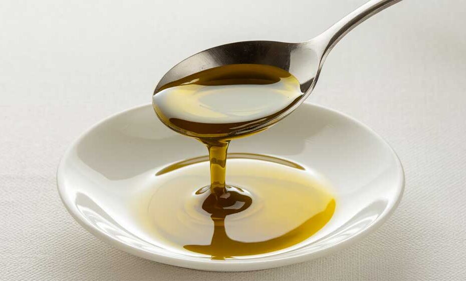 una cucharada de aceite de oliva a olive olil Spoon