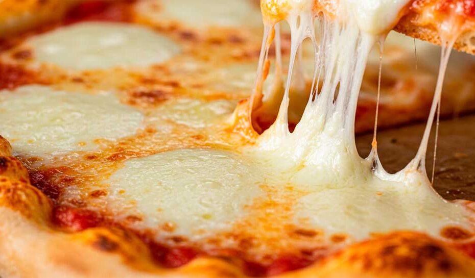 Pizza casera con queso fundido estirandose