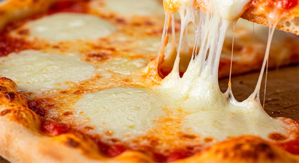 Pizza casera con queso fundido estirandose