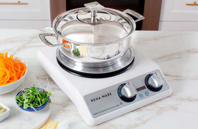 La Multi Cooker de Rena Ware es una solución elegante. Yo lo uso para que el arroz se haga solo y seguir con el resto del menú, y además te da funciones extra.