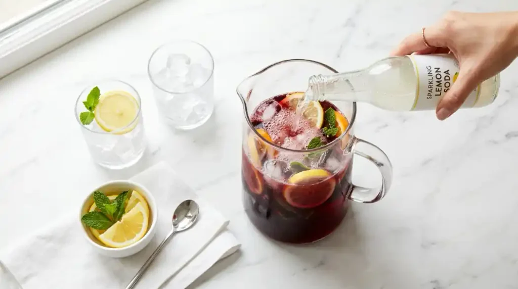 Preparación del tinto de verano casero agregando gaseosa de limón al vino