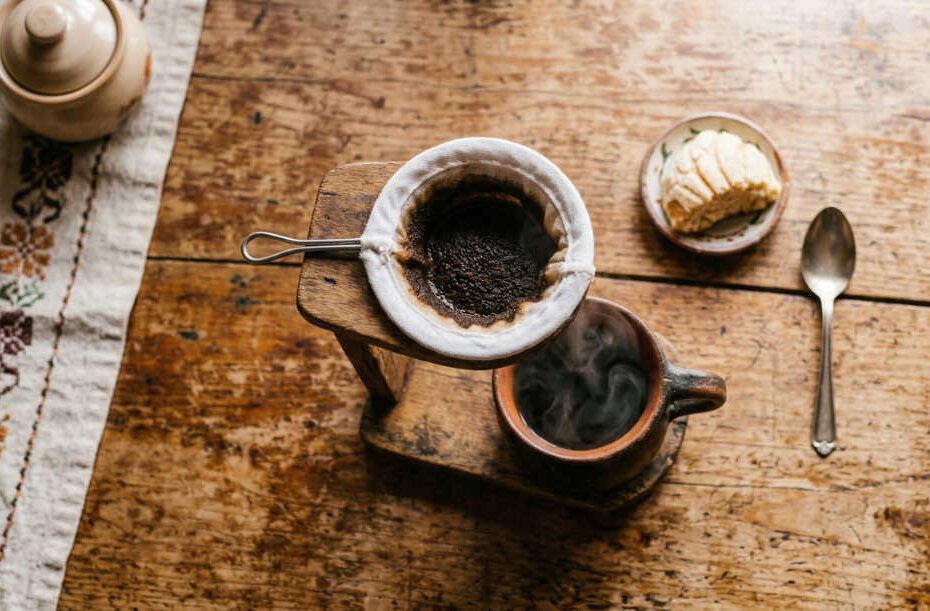Cómo hacer café en casa sin cafetera usando colador de tela