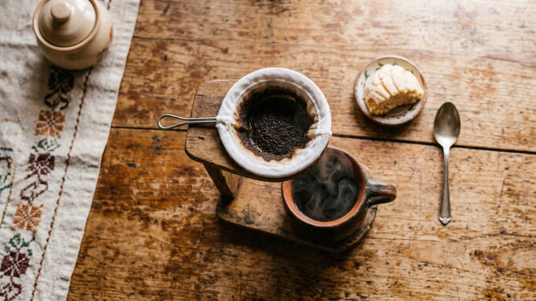 Cómo hacer café en casa sin cafetera usando colador de tela