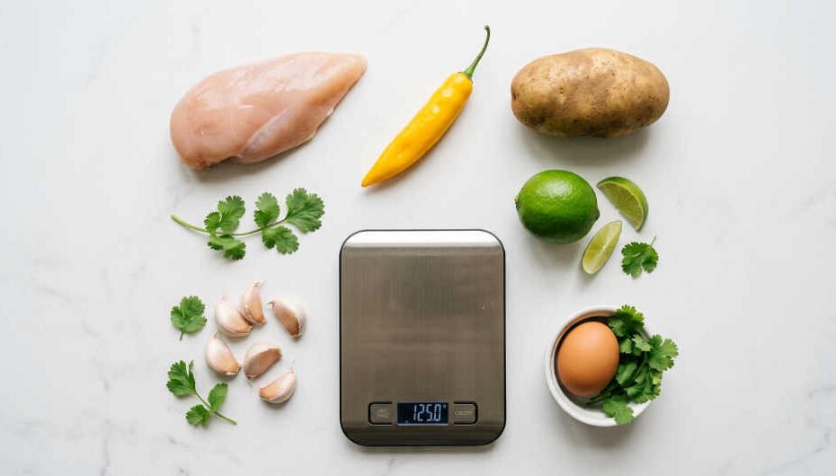 Ingredientes frescos de receta latinoamericana sobre balanza de cocina digital
