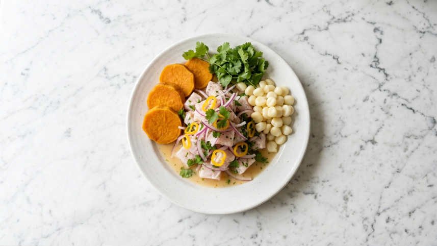 Receta de ceviche peruano auténtico con corvina, limón criollo, ají limo y cebolla roja