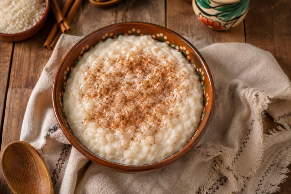 Receta de arroz con leche cremoso en tazón de cerámica con canela en polvo