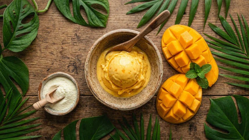 Helado de mango cremoso con leche en polvo servido en recipiente de barro