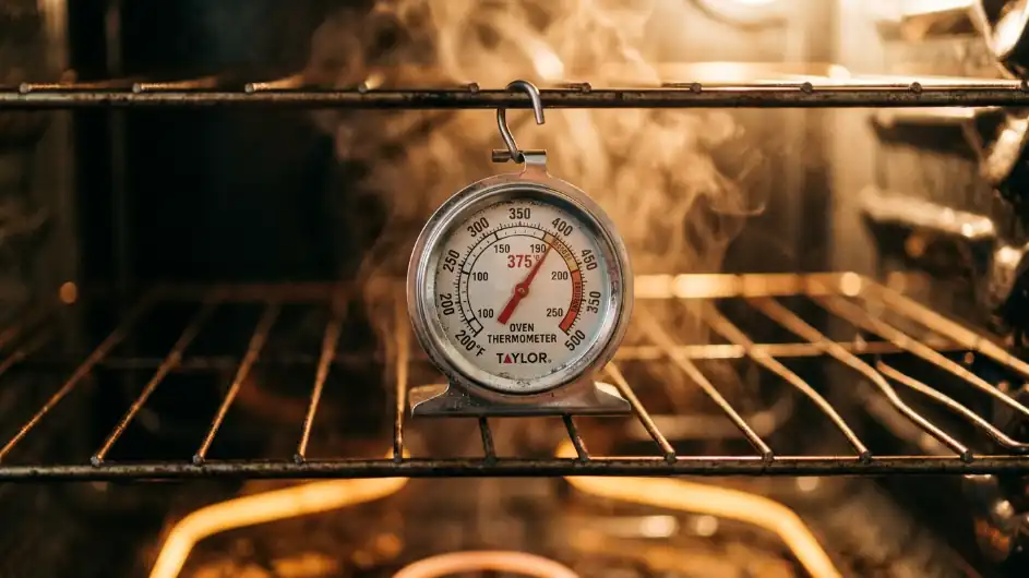 Termómetro de horno midiendo la temperatura real dentro del horno