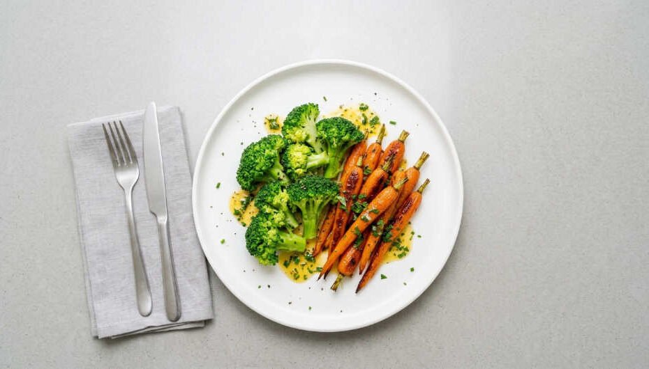 verduras al vapor con salsa de mantequilla dorada y hierbas