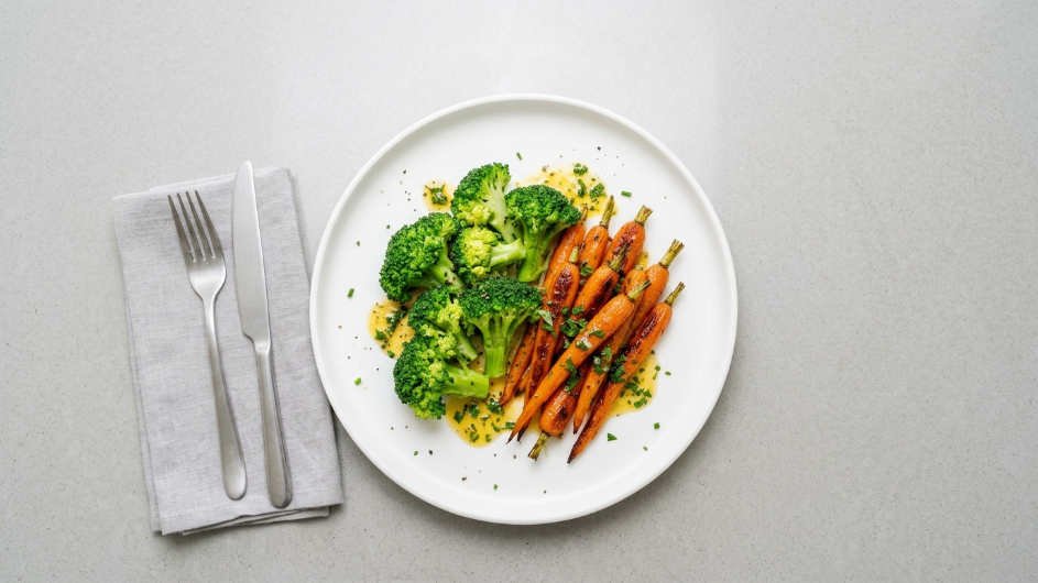 verduras al vapor con salsa de mantequilla dorada y hierbas