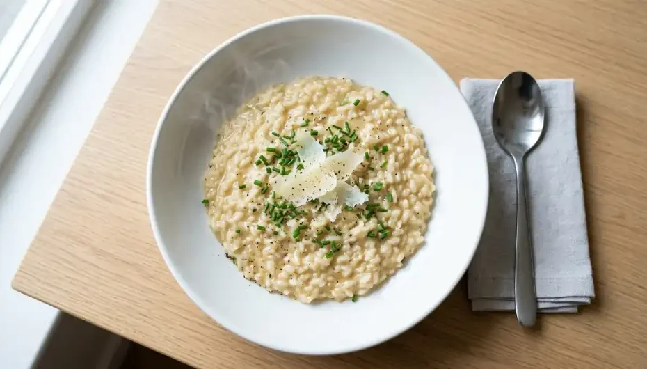 Receta de risotto: risotto cremoso con arroz Arborio recién preparado y parmesano rallado