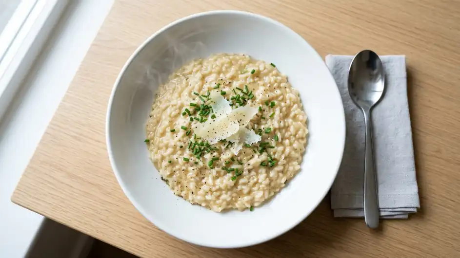 Receta de risotto: risotto cremoso con arroz Arborio recién preparado y parmesano rallado