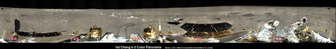 Primera foto panorámica 360 grados de la Luna, tomada por el lander chino Chang'e-3. En la foto se aprecia al rover "Yutu" y las impresionantes huellas que dejó detrás de sí en terreno lunar.